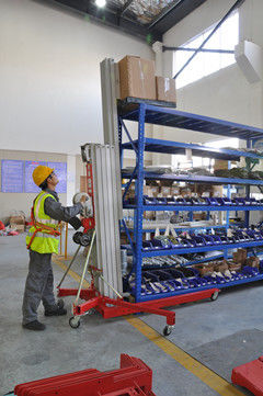 Pneumatic hydraulic Manual Material Lift for hotel / resturant / Hotel Exhibition Hall
