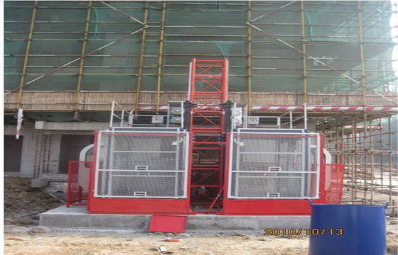 Twin Cage Red Passenger Hoist Elevator 2000kg SC200 / 200 For Construction